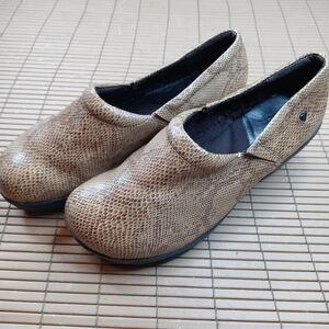 Nurse Mates Shoes Pillowtop Faux Python Snake Skin women's sz 11W A32